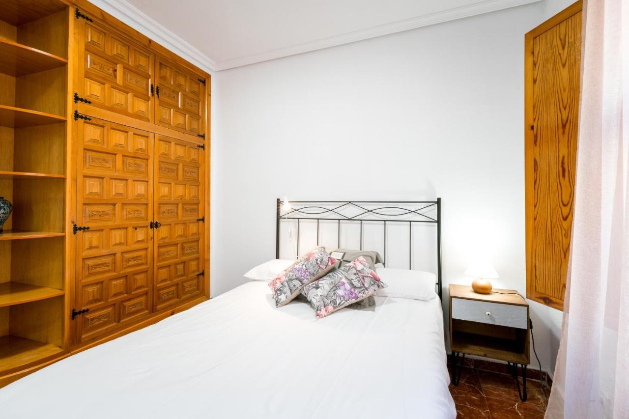 Holi-Rent Estrella Apartman Sevilla Kültér fotó